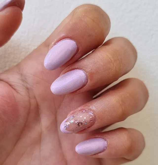 Unha almond com acabamento cintilante nude