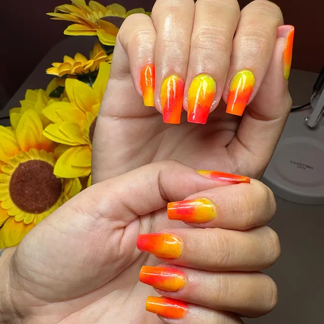 Unha colorida em degradê neon laranja e amarelo